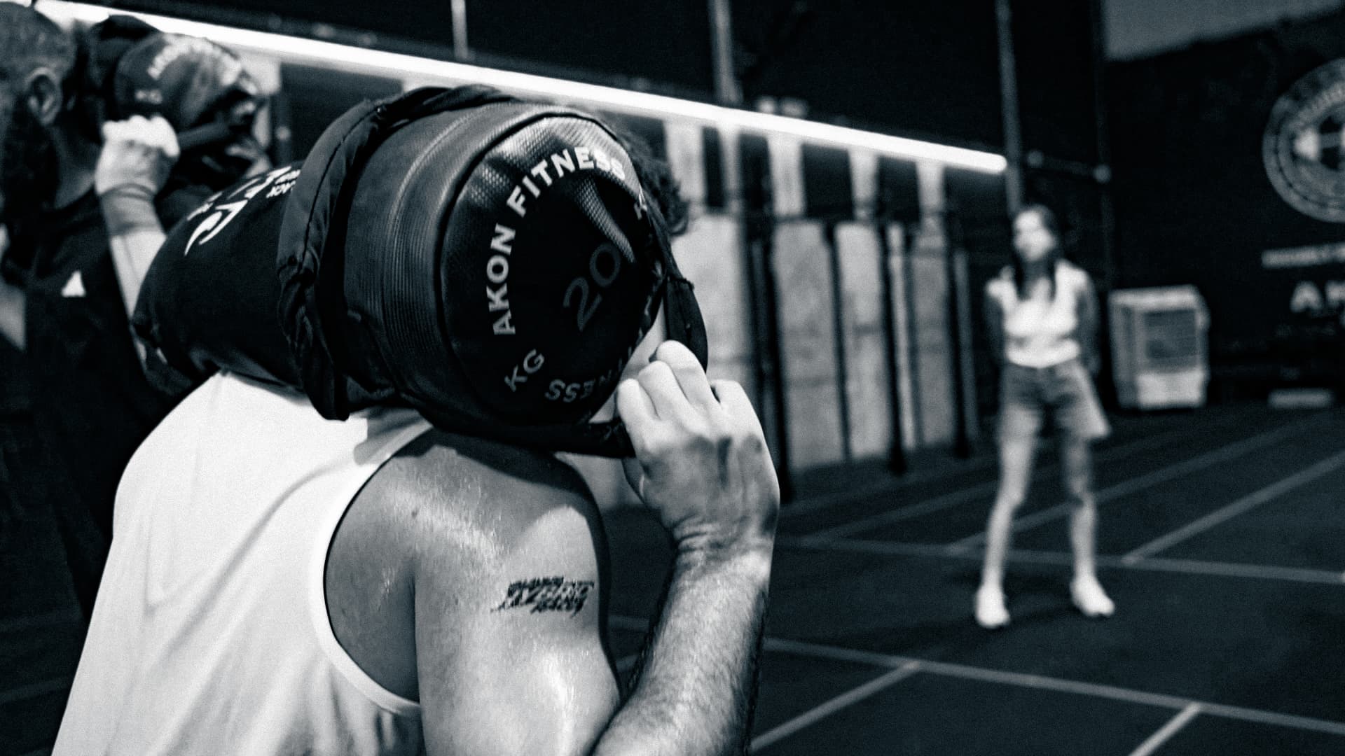 Atleta en estación de sandbag