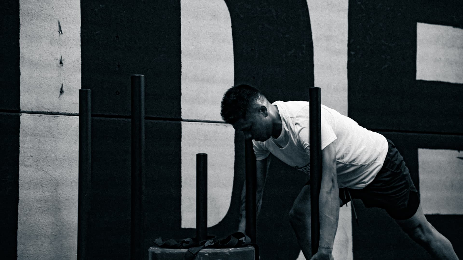 Atleta empujando un sled